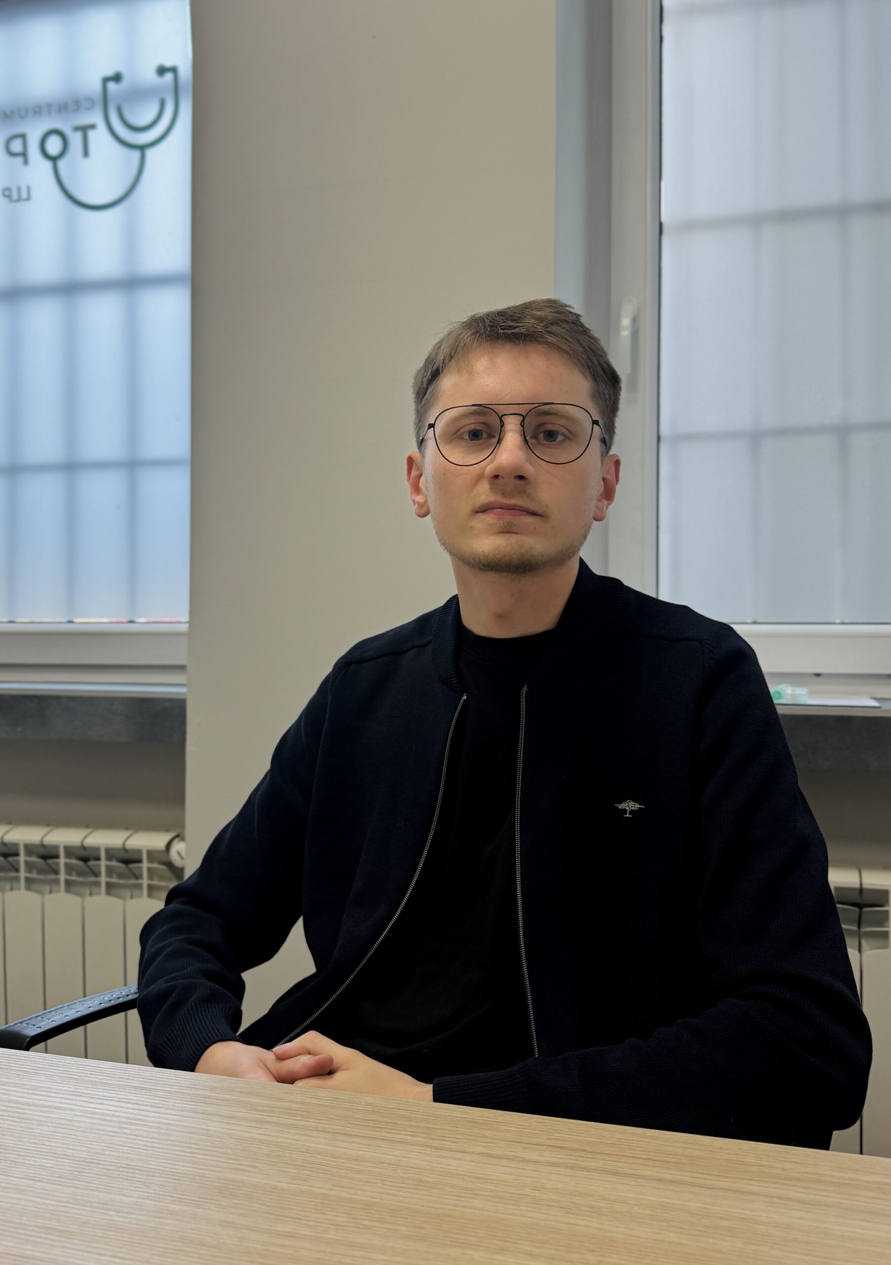 psycholog siedzi za biurkiem